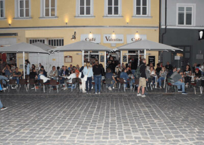 Terrassenplätze Café Valentino in Straubing bei Nacht